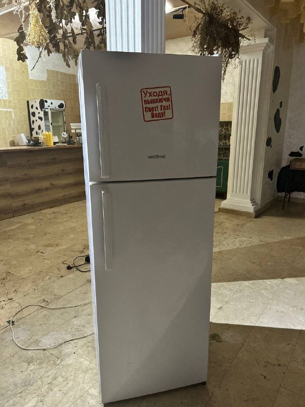 холодильник, косметический столик 5