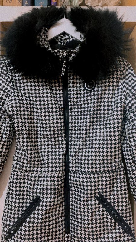 Комбинезон с натуральным мехом на капюшоне размер S новый