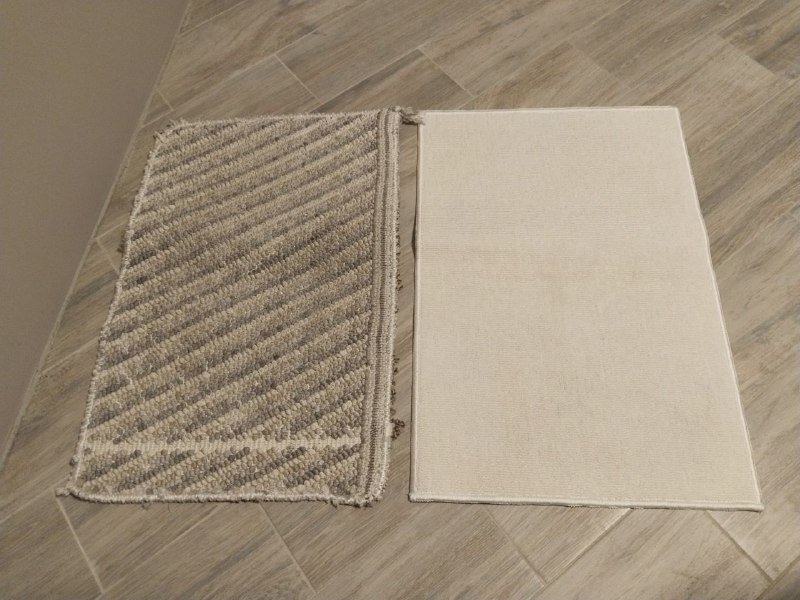 Коврики для ванной, удлинитель, книга, ёлка с игрушками, вешалки