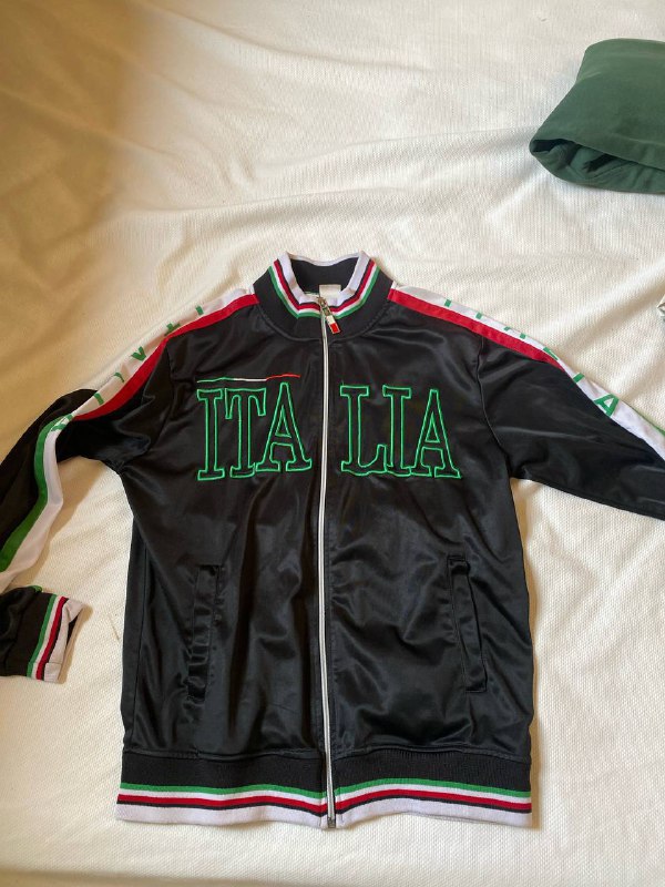 Духи Dolce&Gabbana, худи Champion, рубашка Wrangler, кофта Kappa&Gosha Rubchinskiy, жакет Italia 7