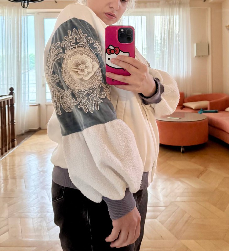 белый бомбер с нарядными рукавами 2