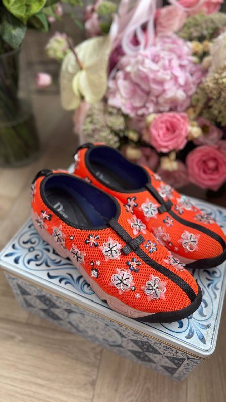 Юбка Gucci, худи, шапочка Sonya Rikel, платье Zara, костюм Zara, юбка Plein Sud, кеды DIOR, браслет Louis Vuitton, кольцо Swarovski, кулон Swarovski 6