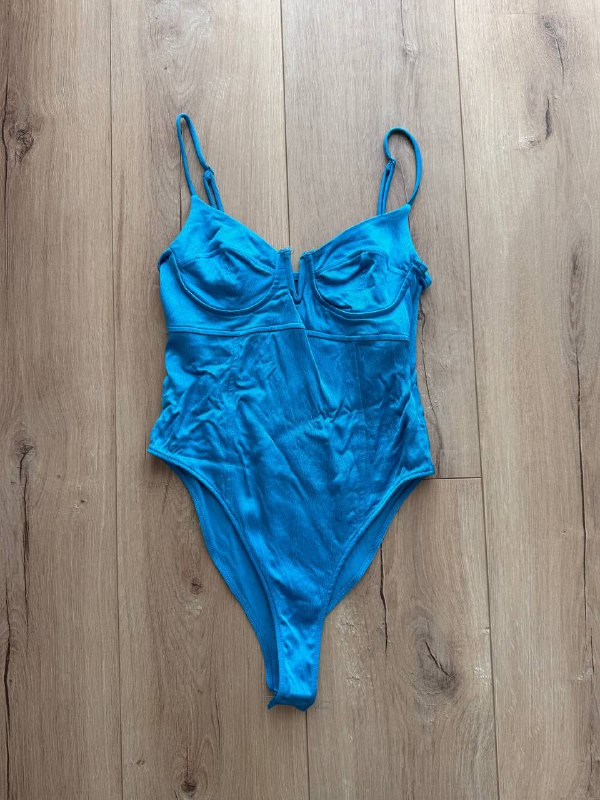 Шорты Colin’s, Костюм белый, Юбка Bershka, Шорты Levi’s, Платье кожаное, Топ Zara, Боди Zara, Сумка Jacquemus, Топ с юбкой, Юбка красная 7
