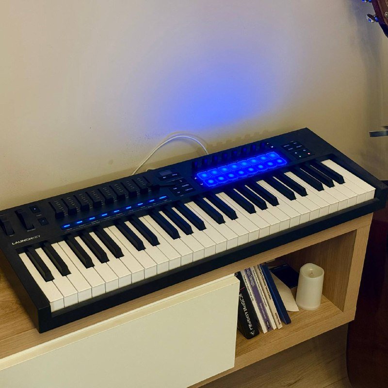Novation Launchkey 49 MK4 MIDI контроллер