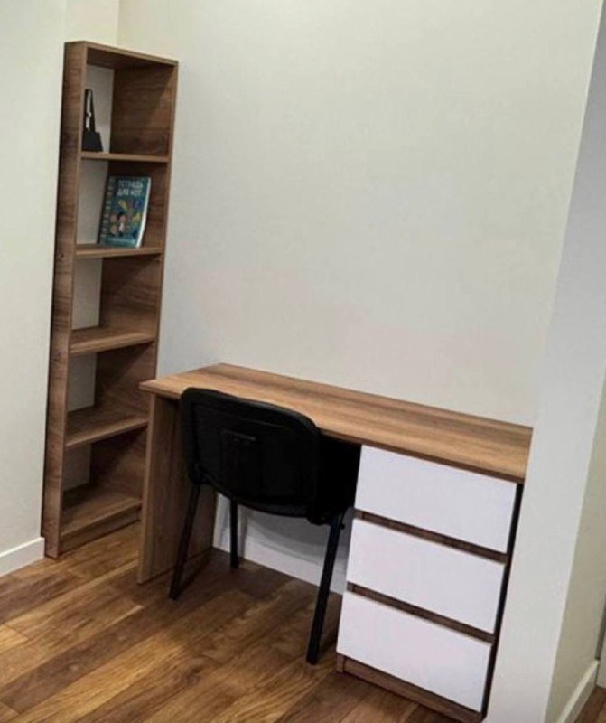 Белый стол и стеллаж, коричневый стеллаж 2