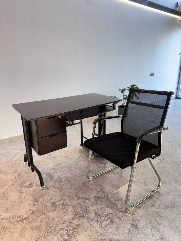 Офисный стол и стул