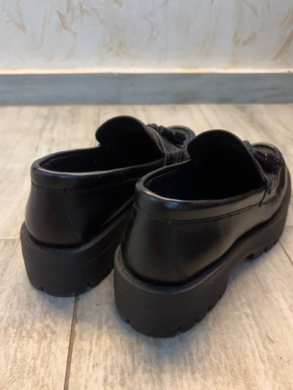 Кожаные лоферы, лаковые балетки, ботинки Timberland и Zara, белое платье, двубортный костюм 2