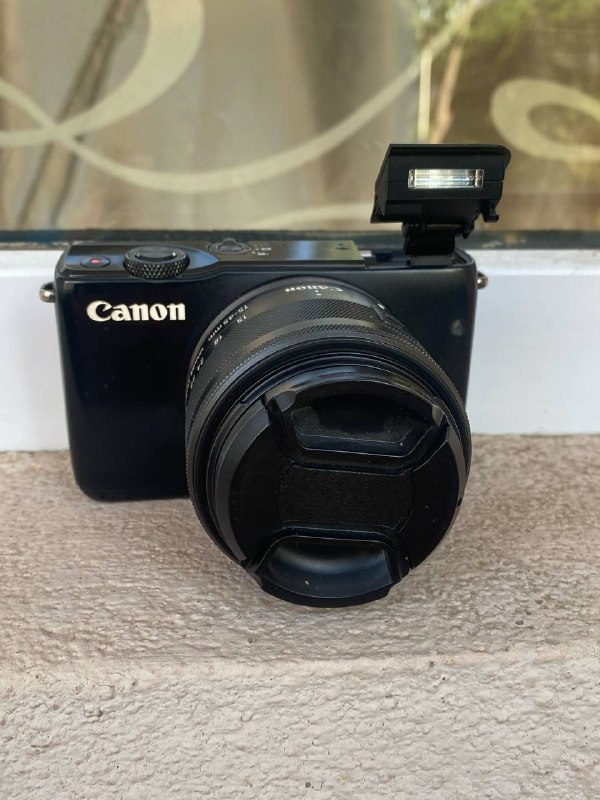 Камера Canon eos m10, зарядка, 2 батарейки
