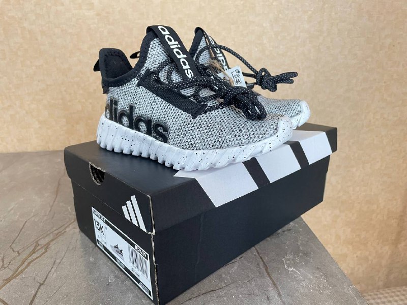 Новые оригинальные детские кроссовки Adidas размер 31