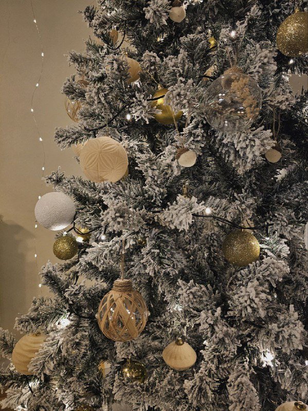 Новогодняя ёлка с игрушками, гирляндой, снежным ковриком 4