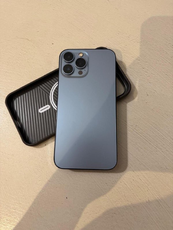 iPhone 13 Pro Max с зарядкой и чехлом