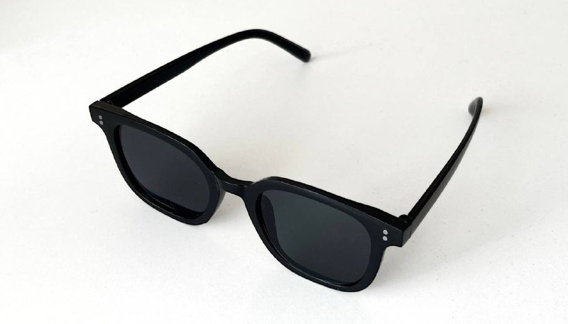 Черные солнцезащитные очки