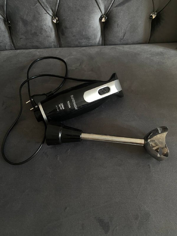 лампа настольная, тумбочка, ваза, блендер, бокалы, робот пылесос, пальто, вешалка, кофта 5