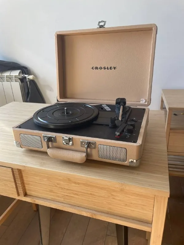 Виниловый проигрыватель Crosley с 4 пластинками 1