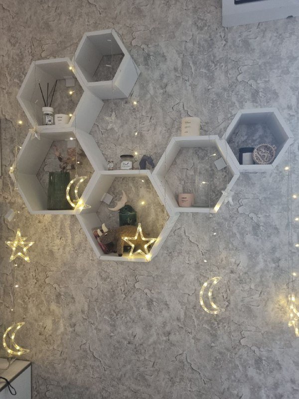 Кресло компьютерное, робот-пылесос Xiaomi, гирлянды, стол рабочий, мониторы, лампа кольцевая