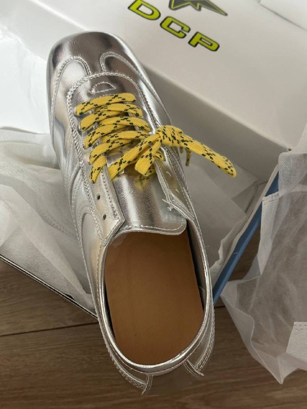 Новые кроссовки серебристые с желтыми шнурками 42-43 2