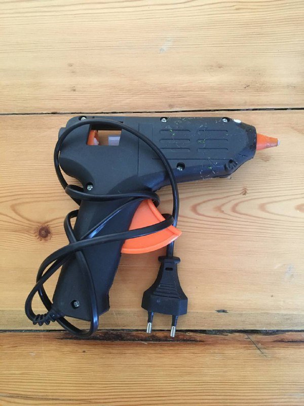 Клеевой пистолет, пассатижи, молоток, мультитул, изолента, ключи, нагреватель, лампочка, свечи, бечевки, рамка, горшок, термокружка, чашка 7