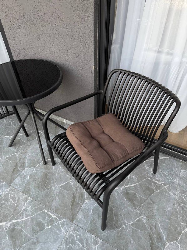 Стул, столик, подушка в подарок