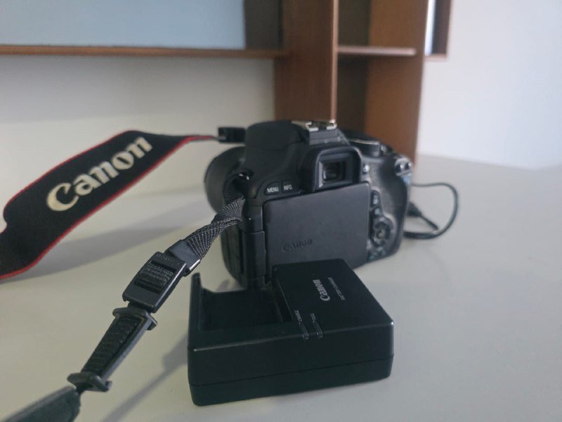 Фотоаппарат Canon с объективом и зарядным устройством