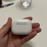 AirPods Pro 2 с кейсом и правым наушником 4