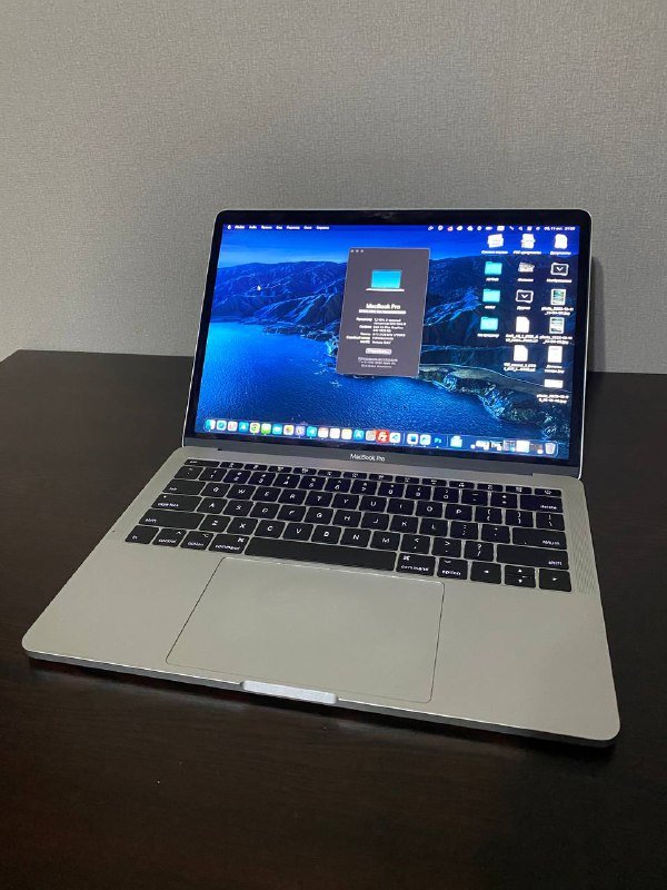 MacBook Pro 13-inch 2017 с монитором Dell, клавиатурой, мышью и переходником 5