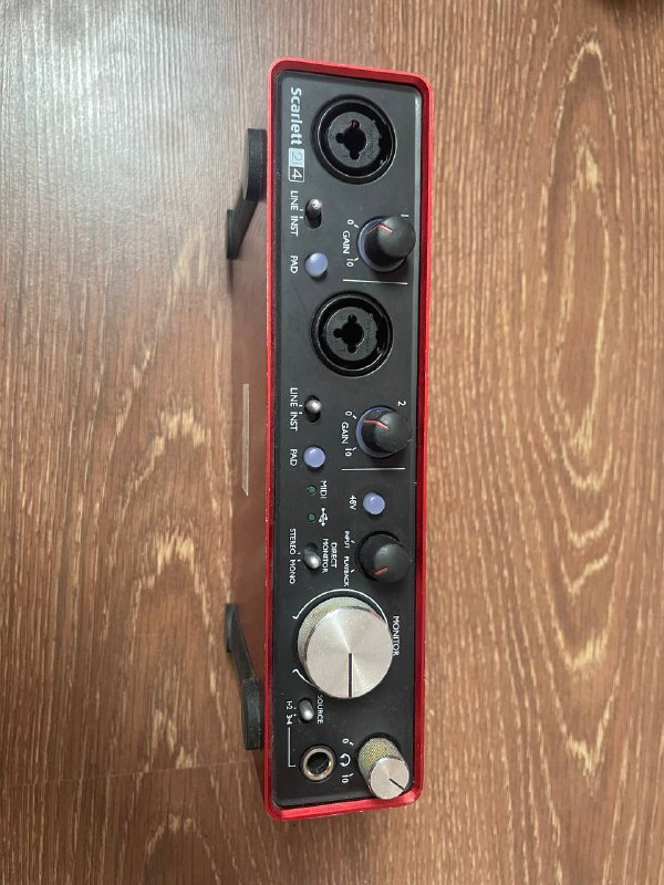 USB аудиоинтерфейс Focusrite Scarlett 2i4