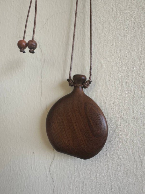 Стильный деревянный кулон на длинном шнурке 2