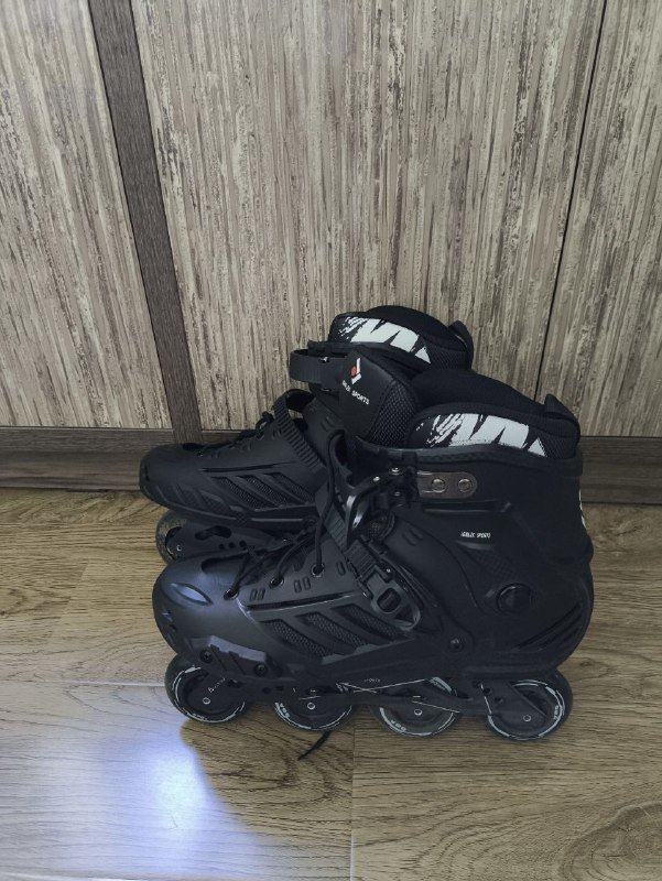 Роликовые коньки, наколенники, защита рук