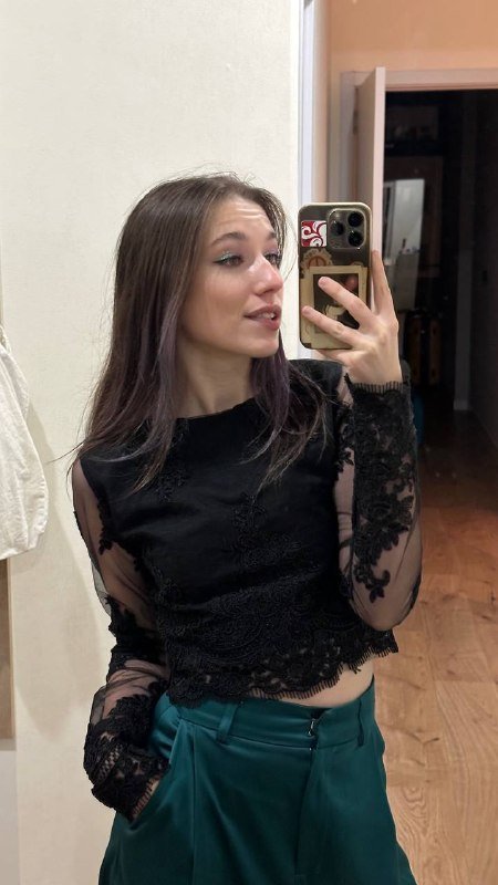 гипюровый топ, джинсовая куртка оверсайз