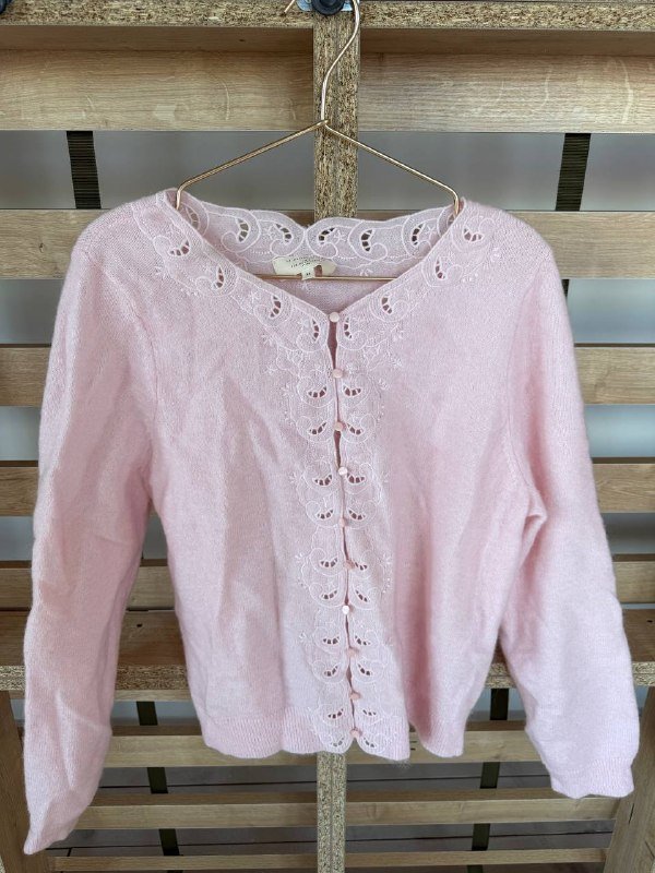 Жилетка H&M, Куртка Weekday, Кардиган Sezane, Топ Stradivarius, Гирлянда, Повязки Bershka, Свитер Sezane, Шарф, Когтеточка-коврик 3