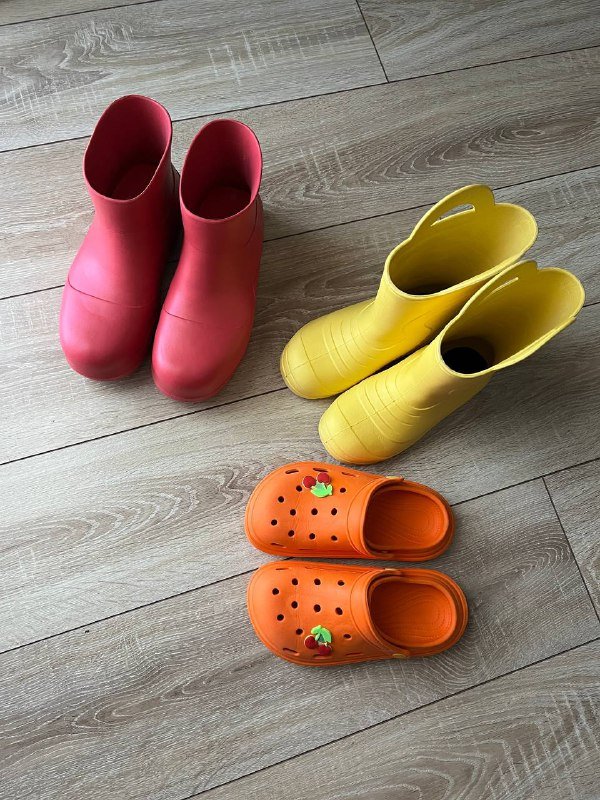 Резиновые сапоги и кроксы