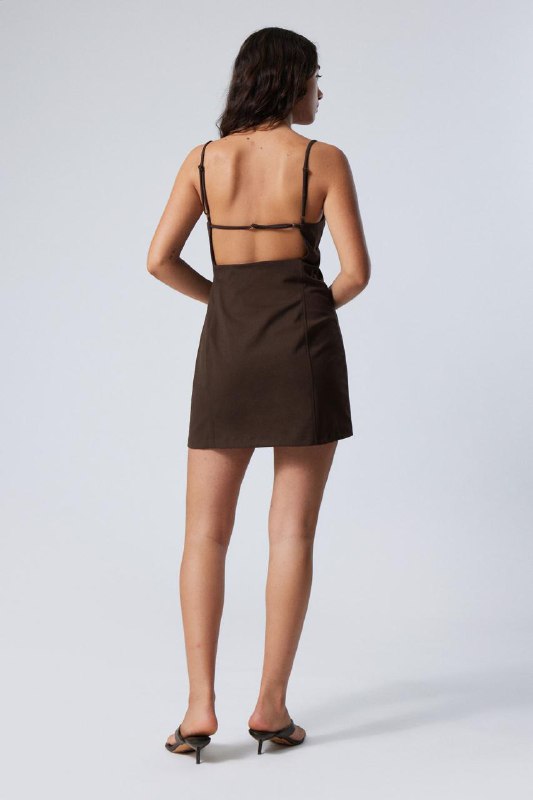 коричневое мини-платье Weekday, черное платье Massimo Dutti 2