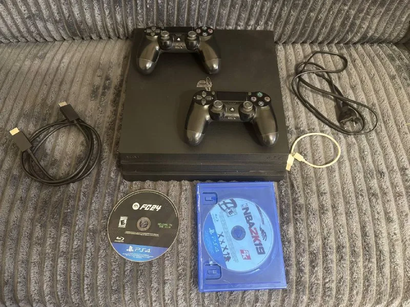 PlayStation 4 Pro, 2 джойстика, FC 24, кабели