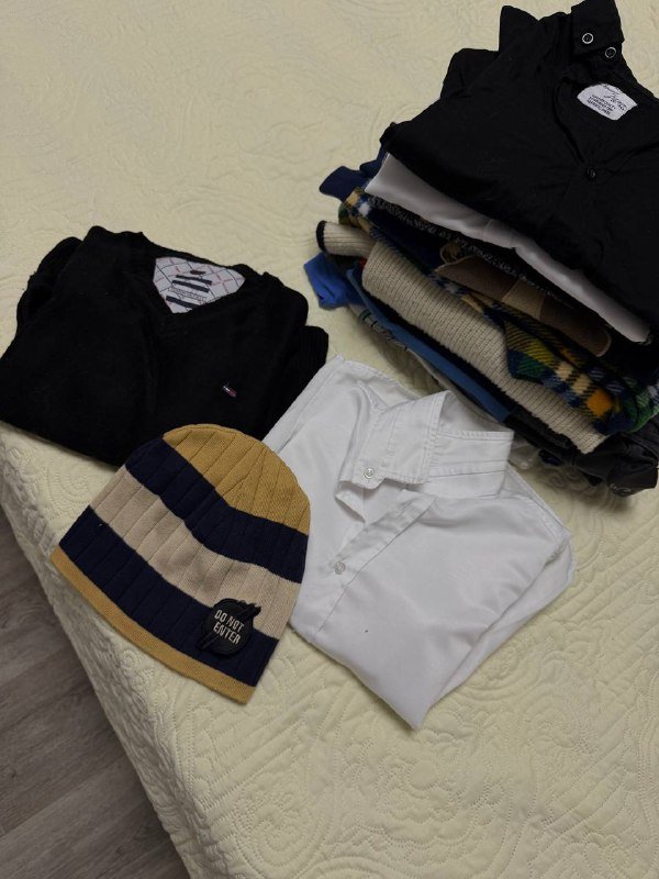 Вещи на мальчика: рубашки, джинсы, футболки, пижамы, свитера