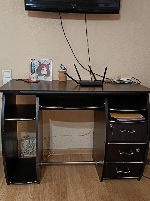 Массивный стол с ящичком на замке, выдвижные полки