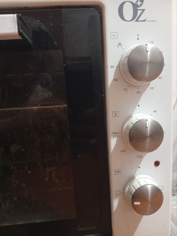 Белая духовка, черная духовка с противнями и формами для выпечки