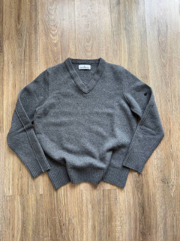 Кроссовки Salomon, Джинсовая куртка Guess, Кроп-топ Nike, Ветровка Rab, Джинсы Jacob Cohën, Мессенджер Jack Wolfskin, Анорак Ellesse, Джинсы Carhartt FR, Свитер Stone Island 9