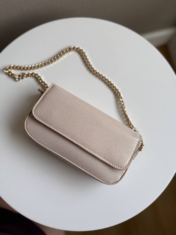 Сумка с клапаном и цепочкой клатч Mango