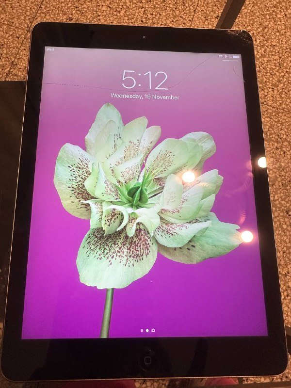 iPad 32 Gb с незначительными трещинами на экране 1