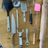 Кружка, тарелки, бокалы, графин, нож, тёрка 1