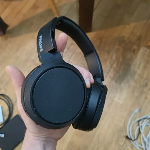 Наушники Philips, IQOS Iluma i One, Vaporesso Xros 4, сумка-кошелёк, мультиметр, набор отверток, рулетка, пассатижи, перчатки, треугольник-линейка