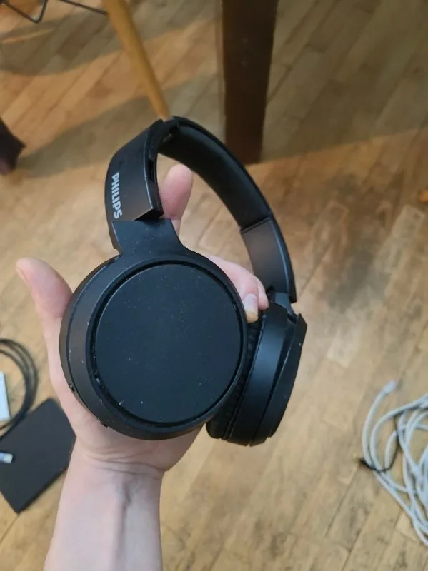 Наушники Philips, IQOS Iluma i One, Vaporesso Xros 4, сумка-кошелёк, мультиметр, набор отверток, рулетка, пассатижи, перчатки, треугольник-линейка 1