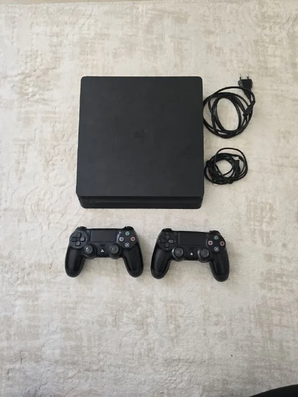 PS4 Slim, два контроллера 1