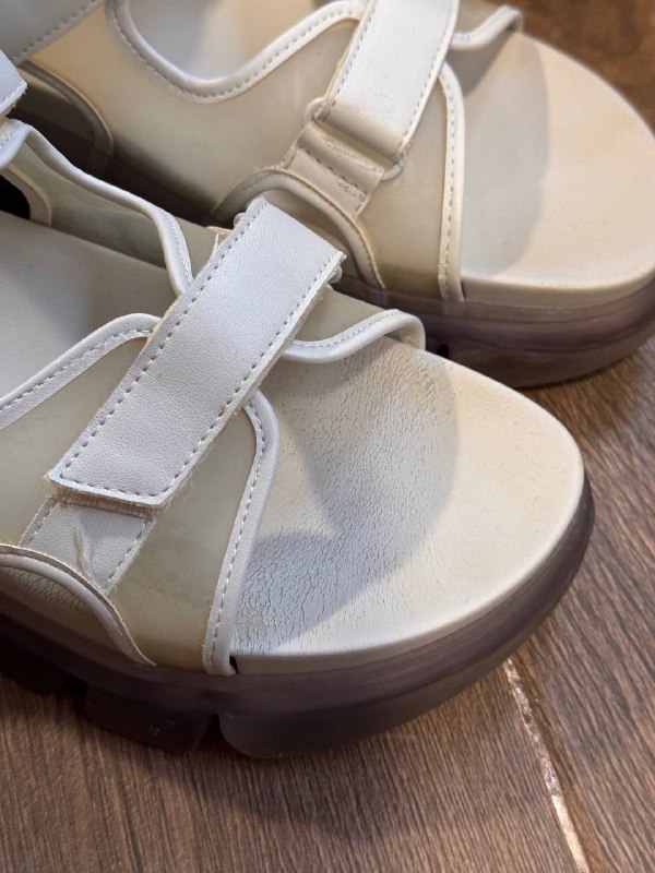 Босоножки Charles&Keith с прозрачной подошвой 3