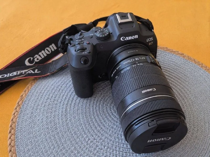 Canon EOS R7, объектив 18-135mm 1