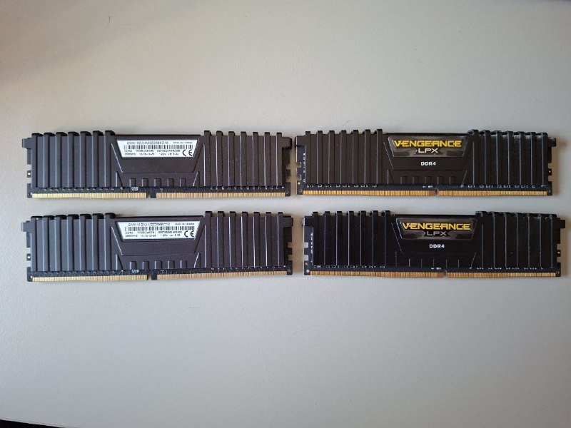 Комплект оперативной памяти DDR4 Corsair Vengeance LPX 32 ГБ