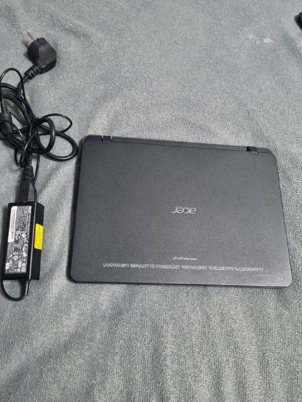 Ноутбук Acer с зарядным устройством