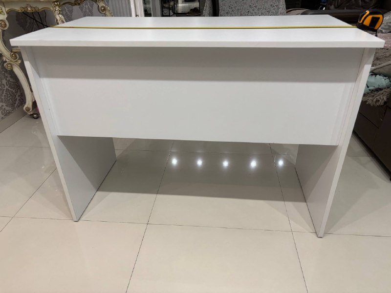 Белый стол из фанеры 2