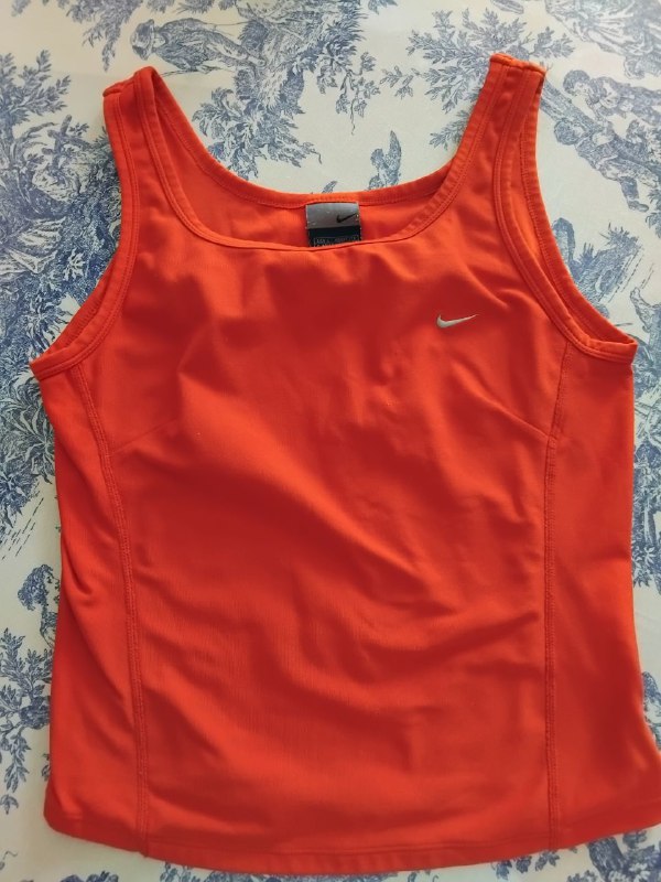 Оранжевый спортивный топ Nike