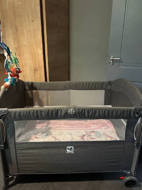 Манеж-кроватка с матрасом и подвесной игрушкой 3